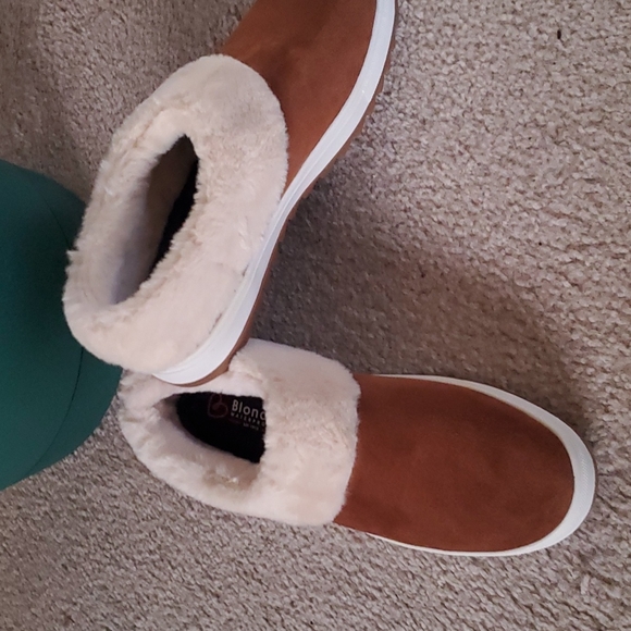 Blondo Waterproof Slip-ons - Picture 2 of 8